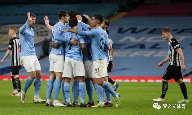  曼城女足三连冠伟业，男足王朝何时终结  